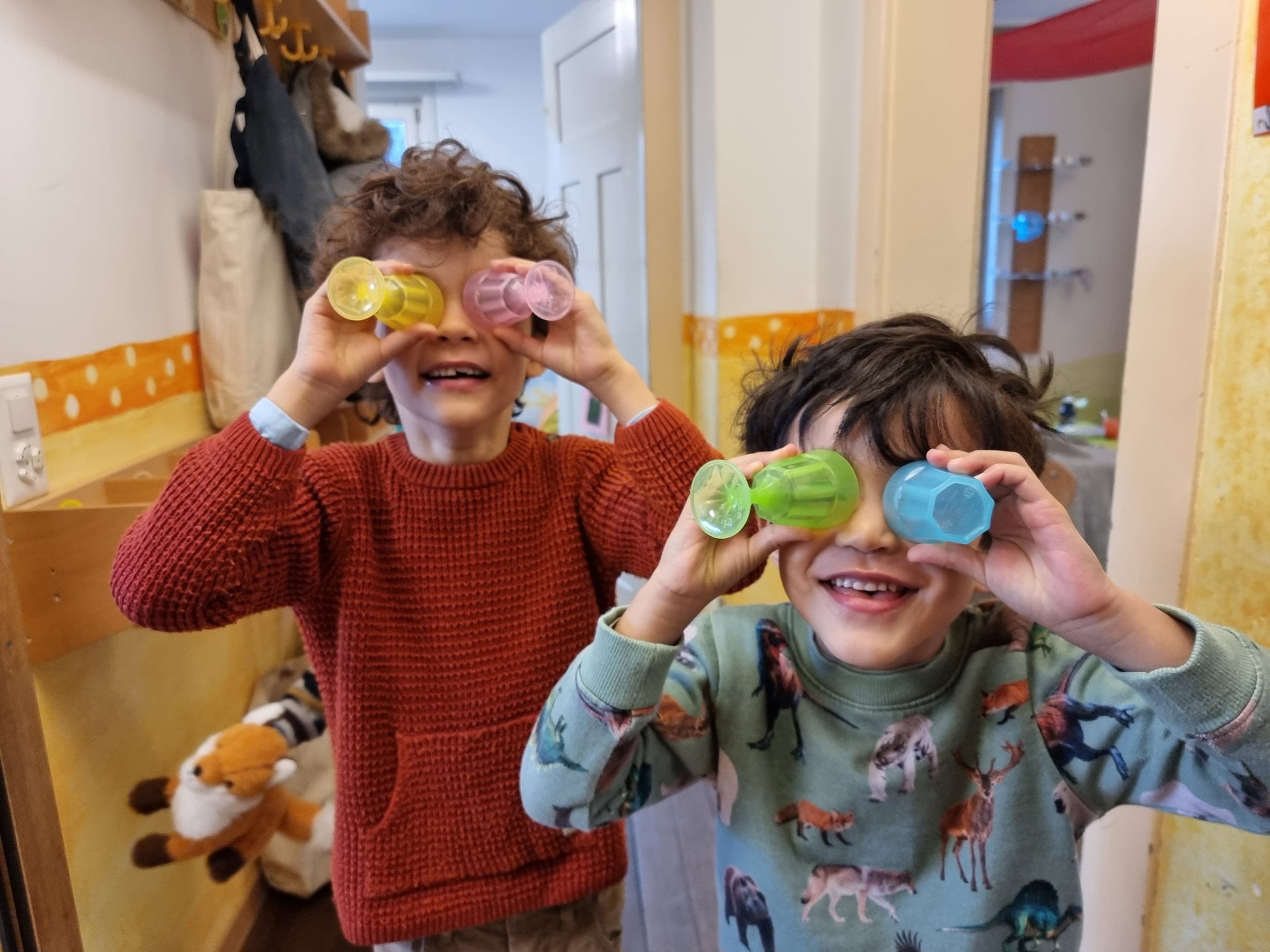 Kinder mit Durchsicht